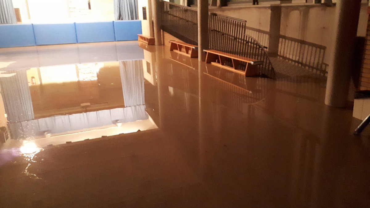El gimnàs de l'escola Els Pinetons inundat aquest diumenge al vespre