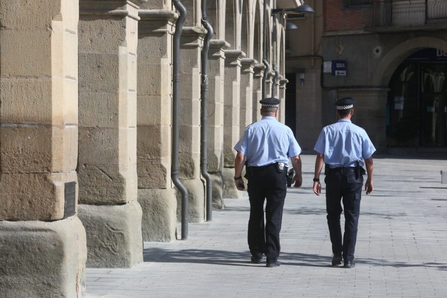 Agents de la Policia Local de Manlleu patrullant per la plaça Fra Bernadí