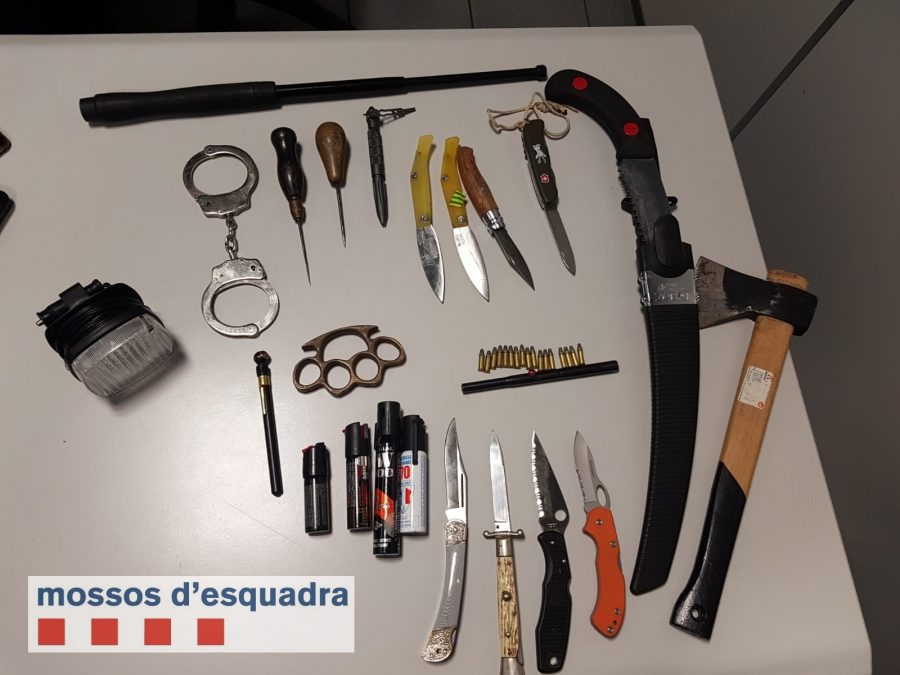 Les armes que els Mossos van trobar al cotxe del detingut