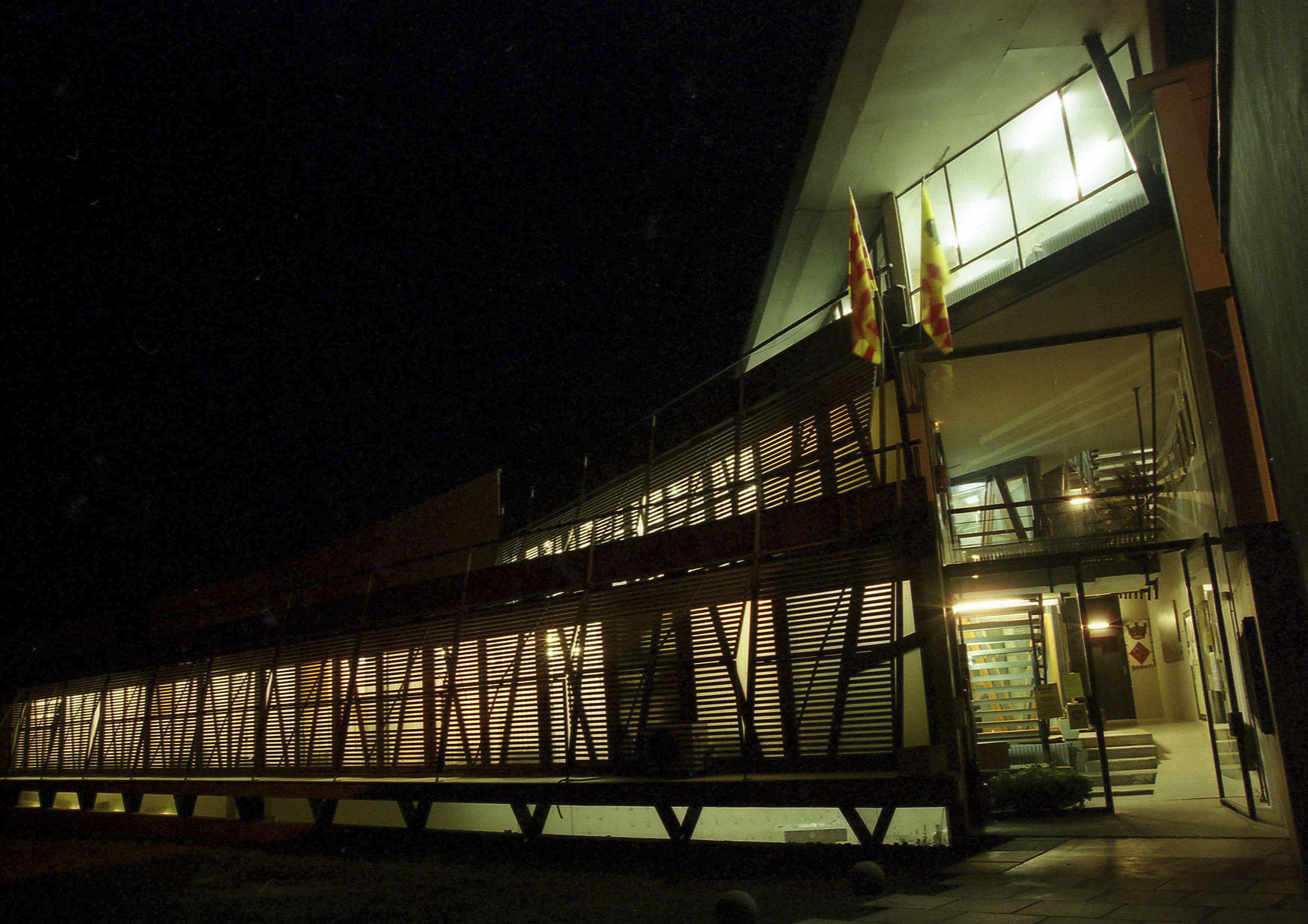 Vista nocturna de l’edifici de La Pista, d’Enric Miralles i Carme Pinós. Es va estrenar el 1993 i ha tingut un ampli ressò internacional