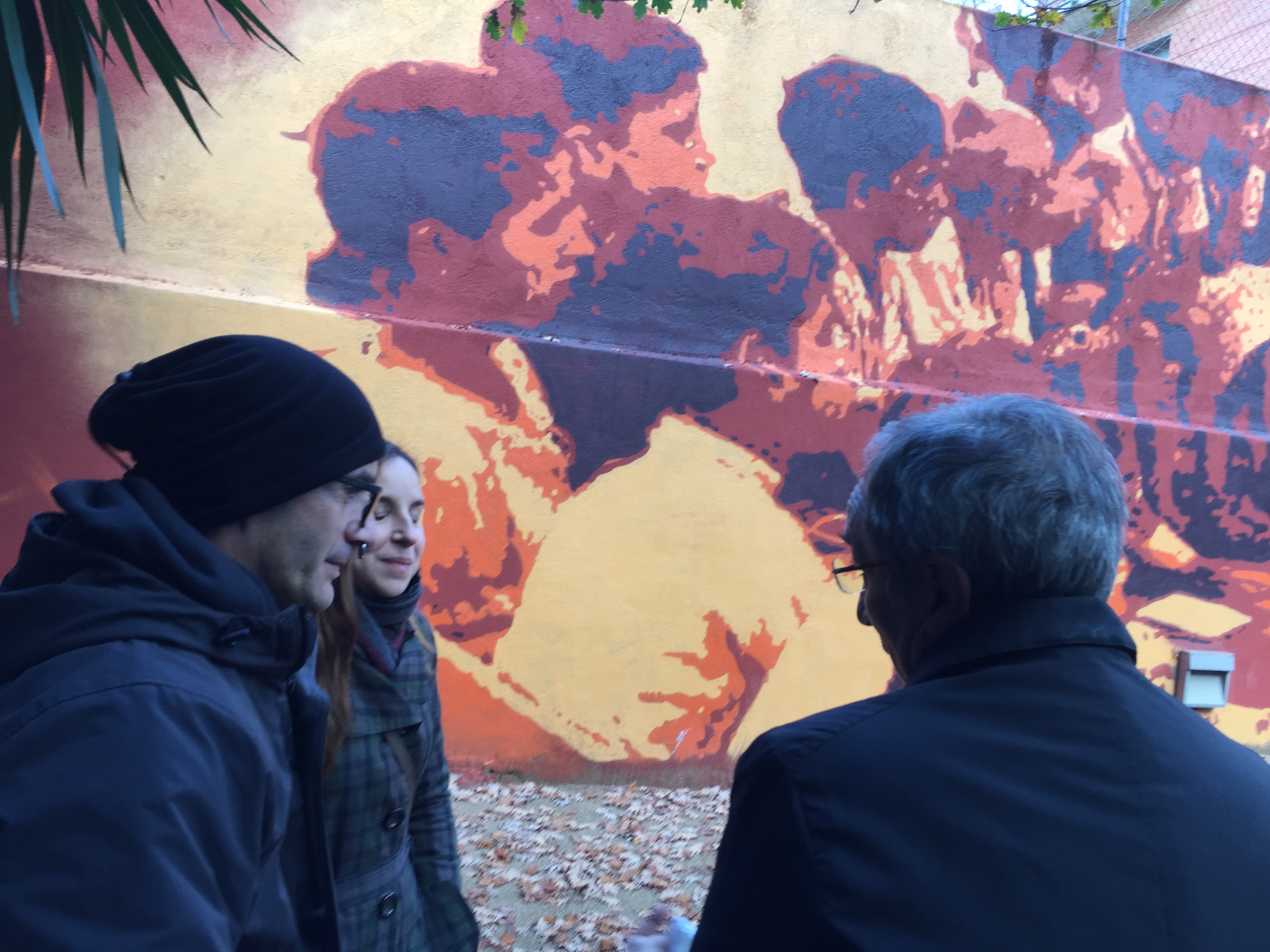 Els dos autors dels murals amb l'alcalde Mayoral a Can Jonch aquest dissabte