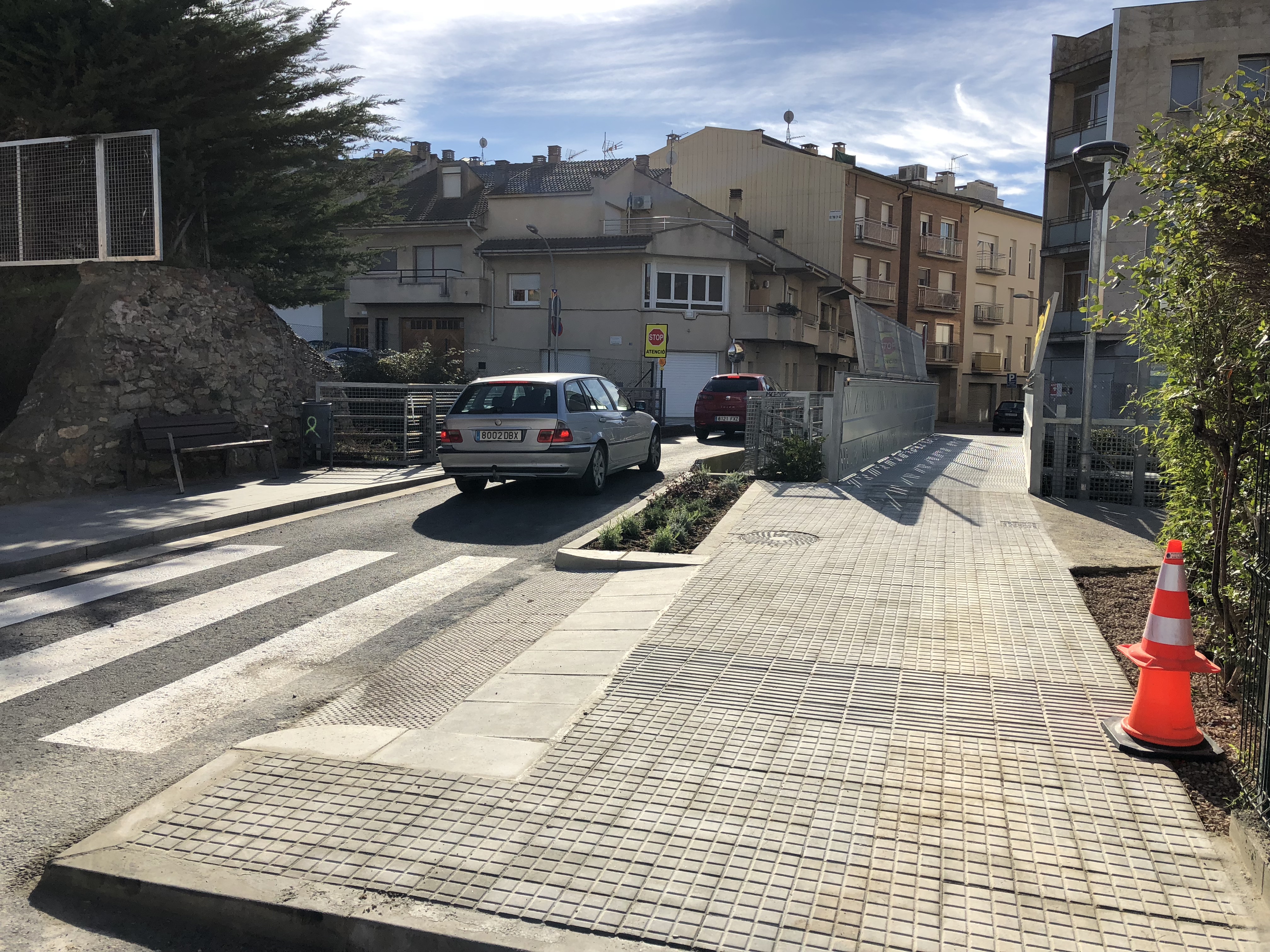 La instal·lació de la nova passera ara obliga a fer 'stop' als cotxes que baixen pel carrer Majpr