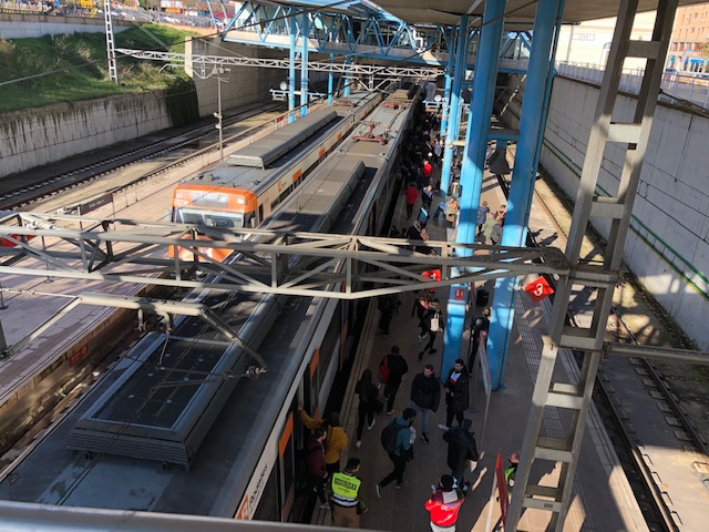 Viatgers baixant d'un tren aquest dilluns a l'estació de Vic