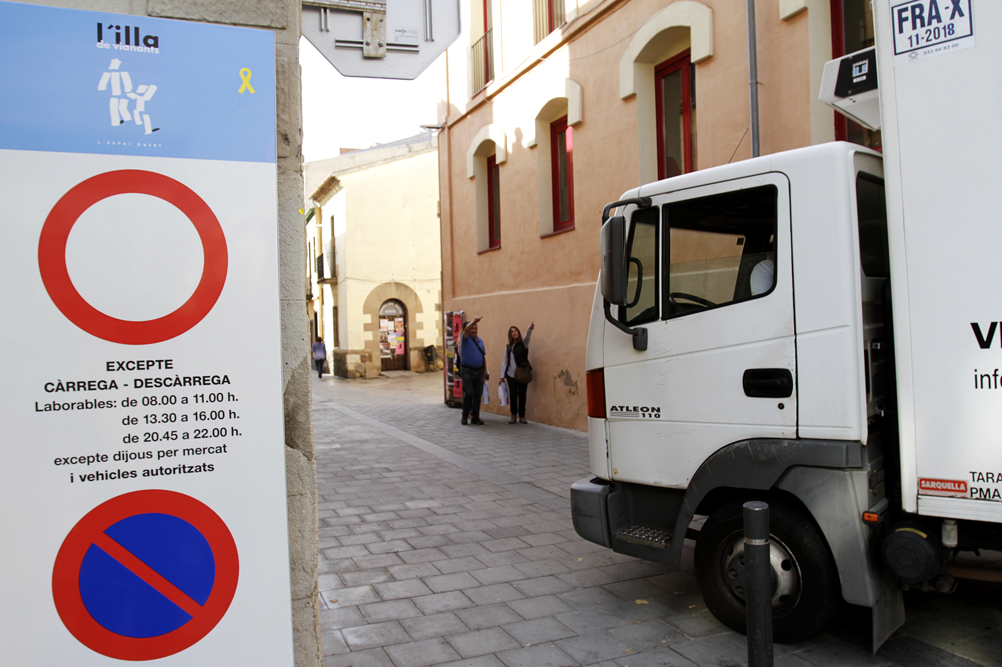 Un dels nous tòtems amb un camió accedint a l'illa de vianants pel carrer Corró