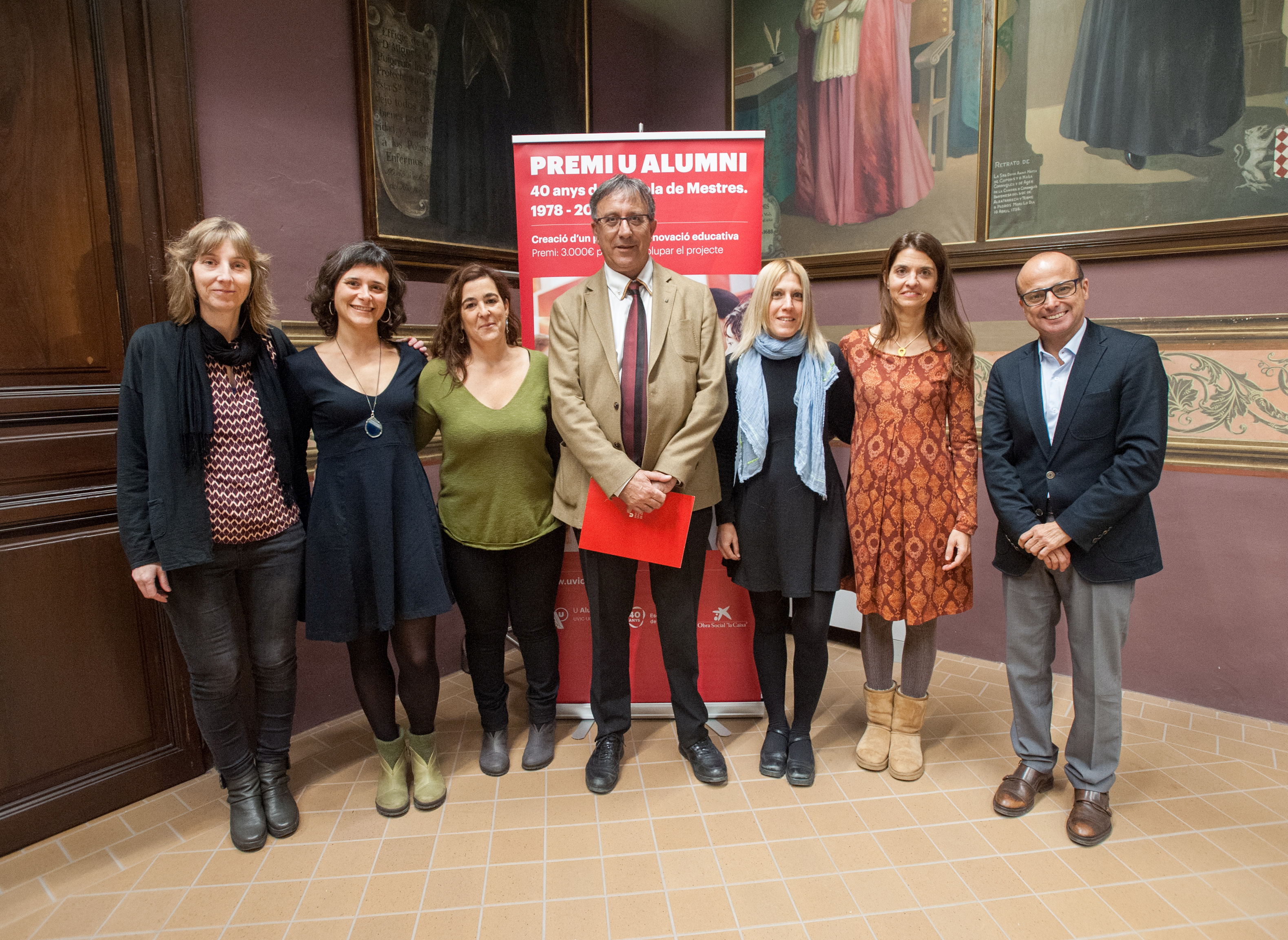 Les representants de l'escola en el moment de recollir el premi aquest dijous