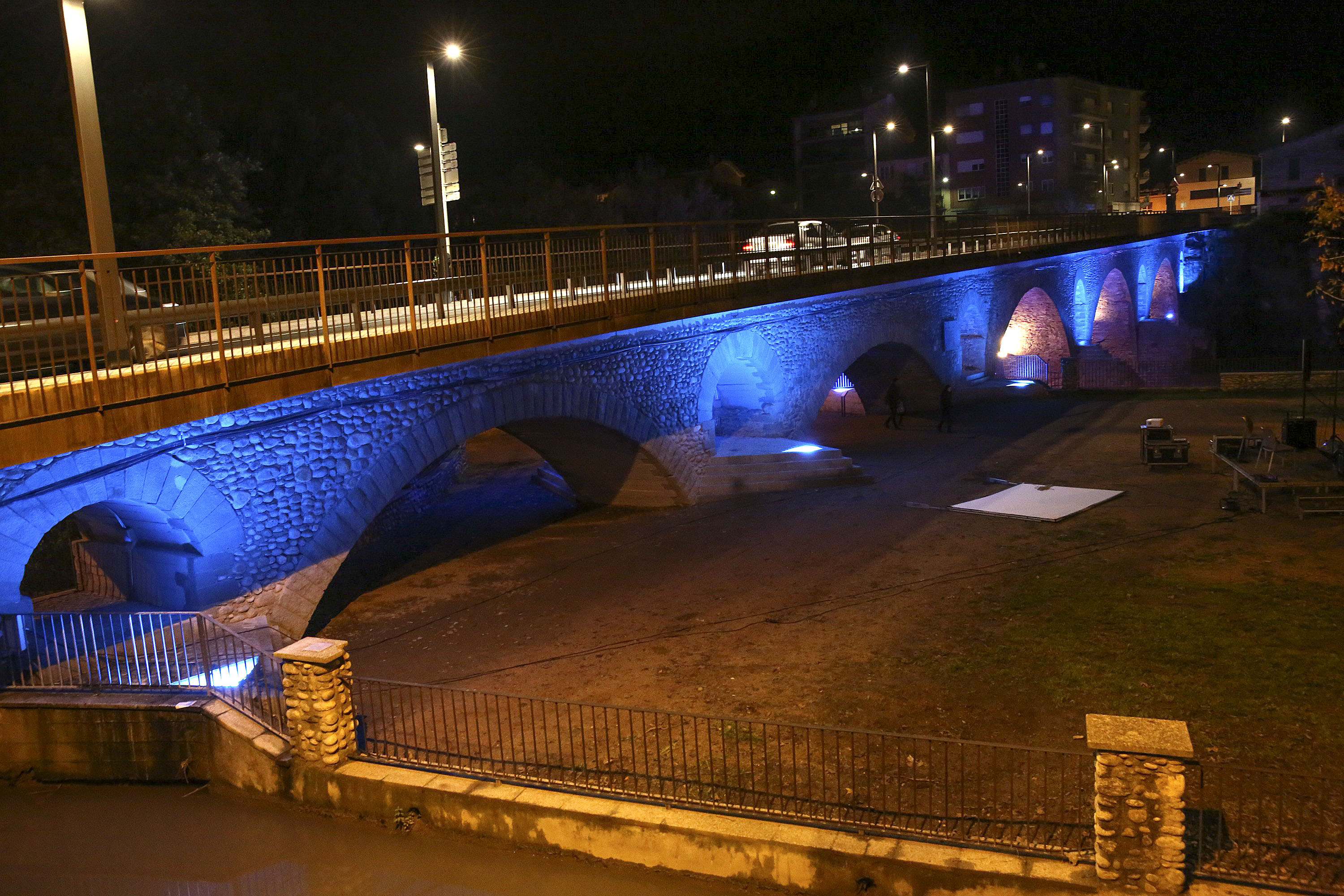 Vista del pont, la il·luminació del qual es va inaugurar la setmana passada