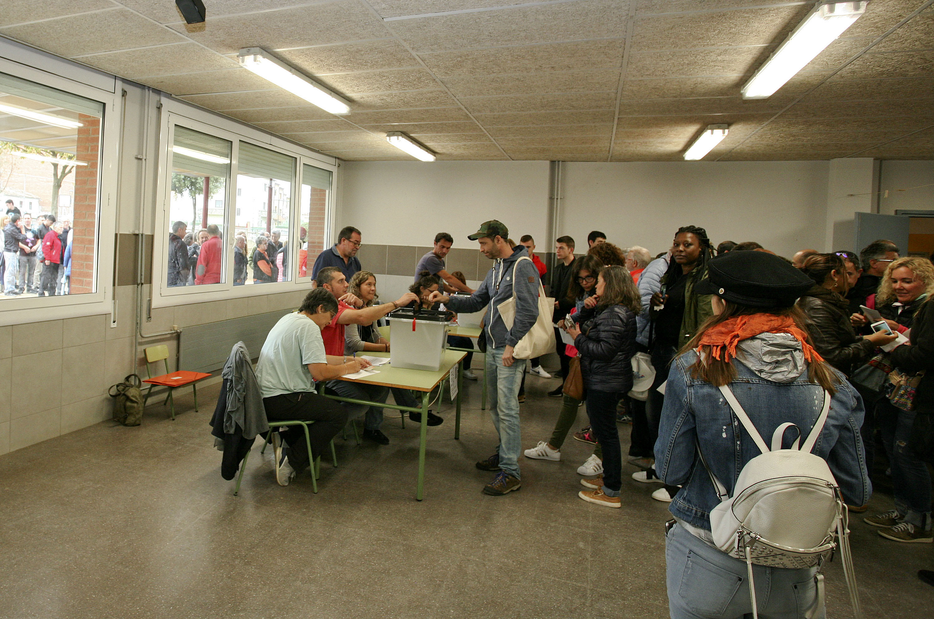 Un moment de la votació a l’escola L’Era de Dalt de Tona durant l’1 d’octubre de 2017