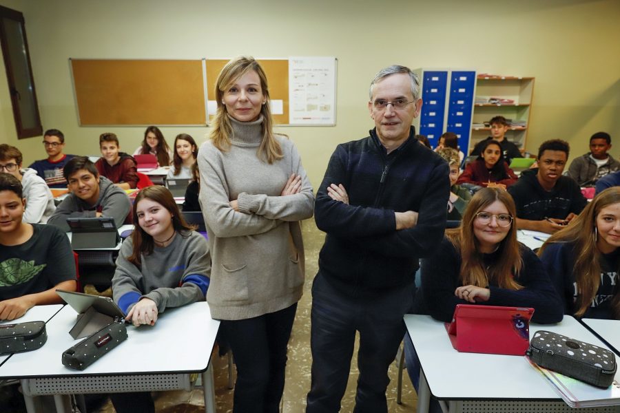 Vanesa Ferreres i Ignasi Roviró, en una aula de 4t d’ESO, els primers alumnes que podran cursar la nova titulació