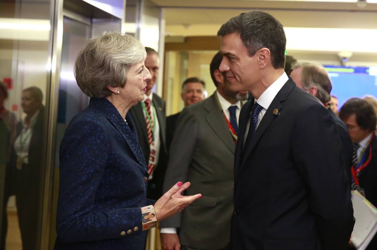 Theresa May i Pedro Sánchez parlant