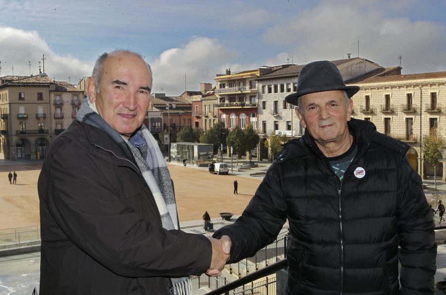Jordi Casellas i Josep M. Anglada, dimarts a la plaça Fra Bernadí de Manlleu