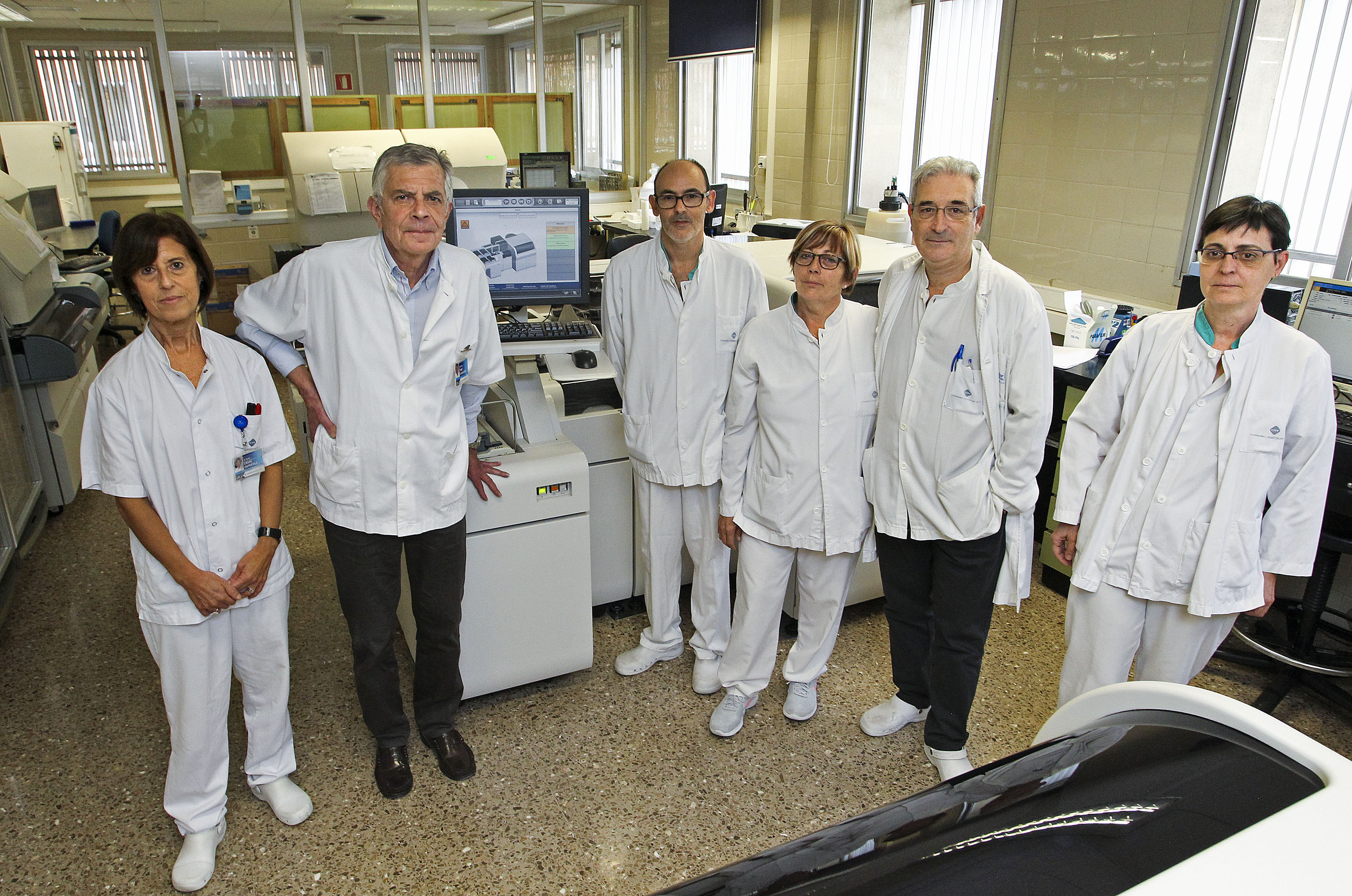 L’estudi ha estat liderat pel doctor Jordi Prat (segon per l’esquerra), però ha comptat amb la complicitat de tot l’equip del Servei de Laboratori de l’Hospital Universitari de Vic