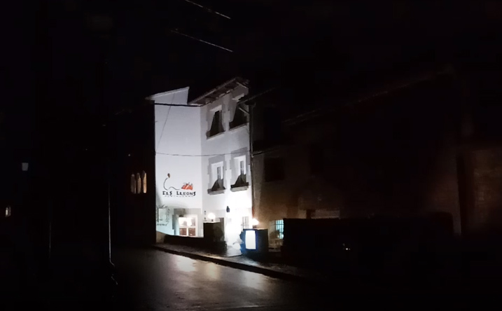 Vista d'un dels restaurants de Vilalleons aquest dissabte, l'únic punt del carrer amb llum