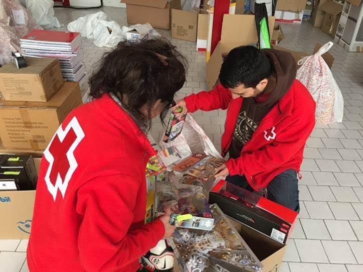 Voluntaris de Creu Roja gestionant joguines rebudes