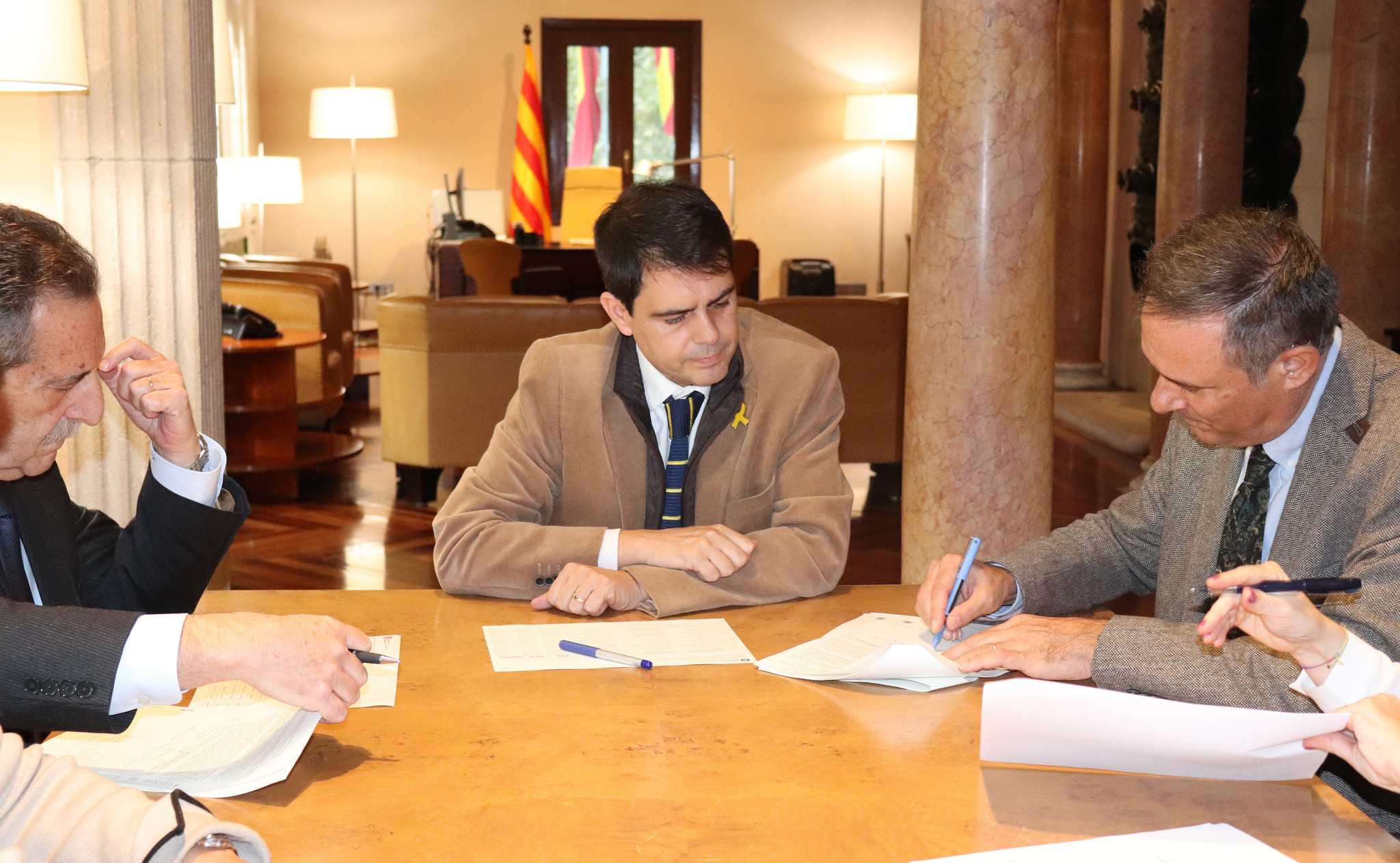 Ignasi Simón, alcalde de Lliçà d'Amunt, signant amb el president Marc Castells