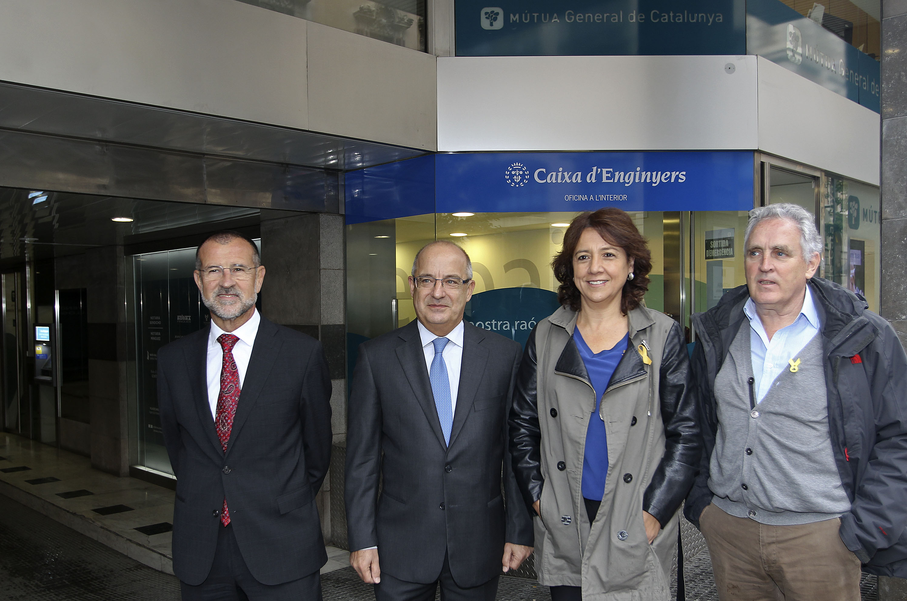 Daniel Redondo, Joan Cavallé, Anna Erra i Toni Serrat, davant la nova oficina