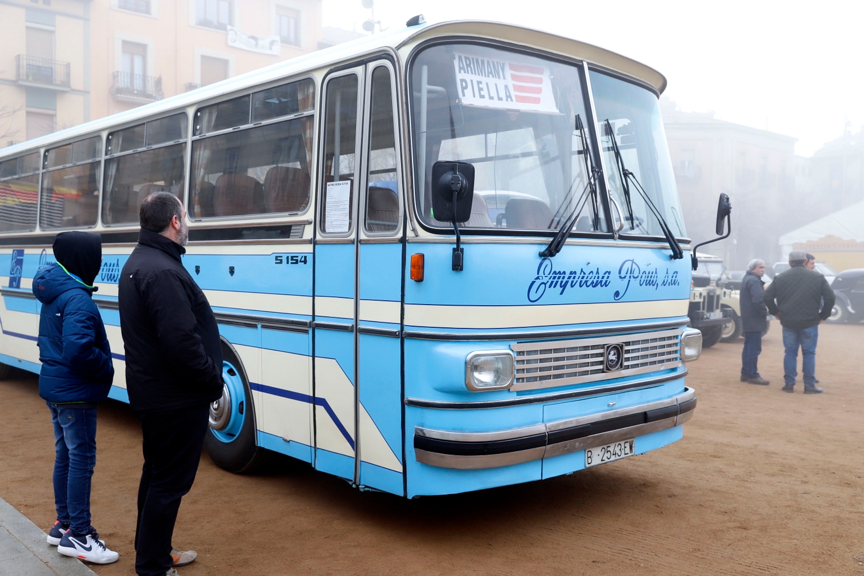 Aquest és l'autobús restaurat per Toni Arimany aparcat a la plaça Fra Bernadí