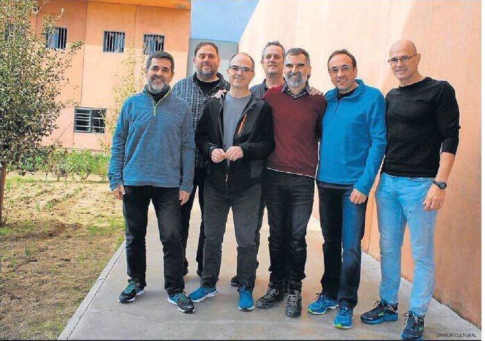 La fotografia dels presos polítics a la presó de Lledoners que ha difòs Òmnium