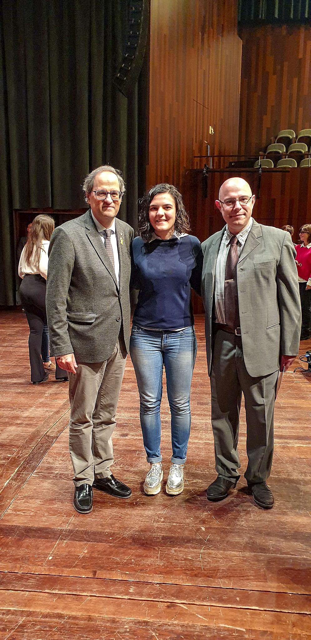 L'alumna Paula Macías, al centre, amb el president Quim Torra i el seu tutor, Ivan Nadal