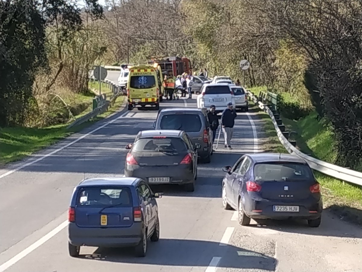 Els vehicles aturats prop del punt de l'accident a tocar de la Batllòria