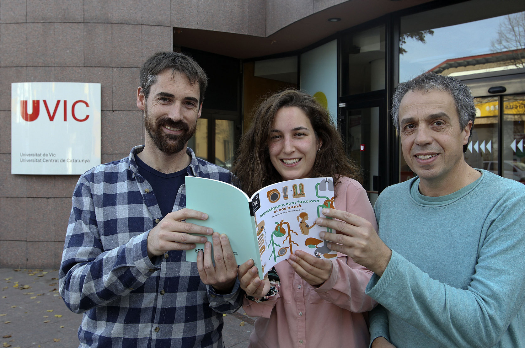 Arnau Amat, Irma Darné i Jordi Martí, els autors, amb un exemplar del llibre