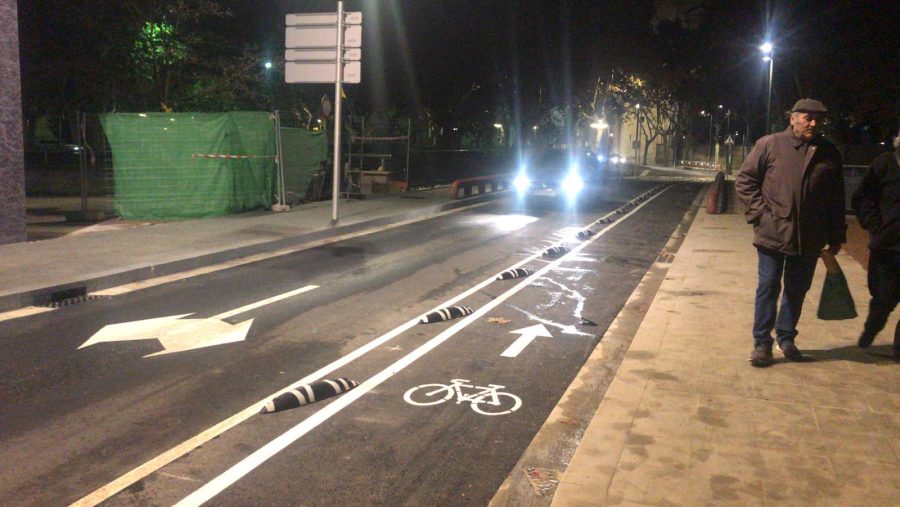 Un cotxe travessant el pont de la pista, aquest vespre