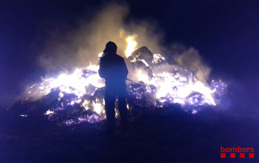 Un bomber a la zona de l'incendi de la Garriga aquesta nit
