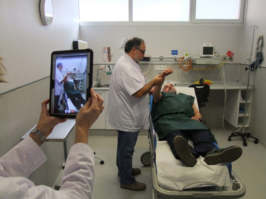 Doctors realitzant el Teleictus amb un pacient