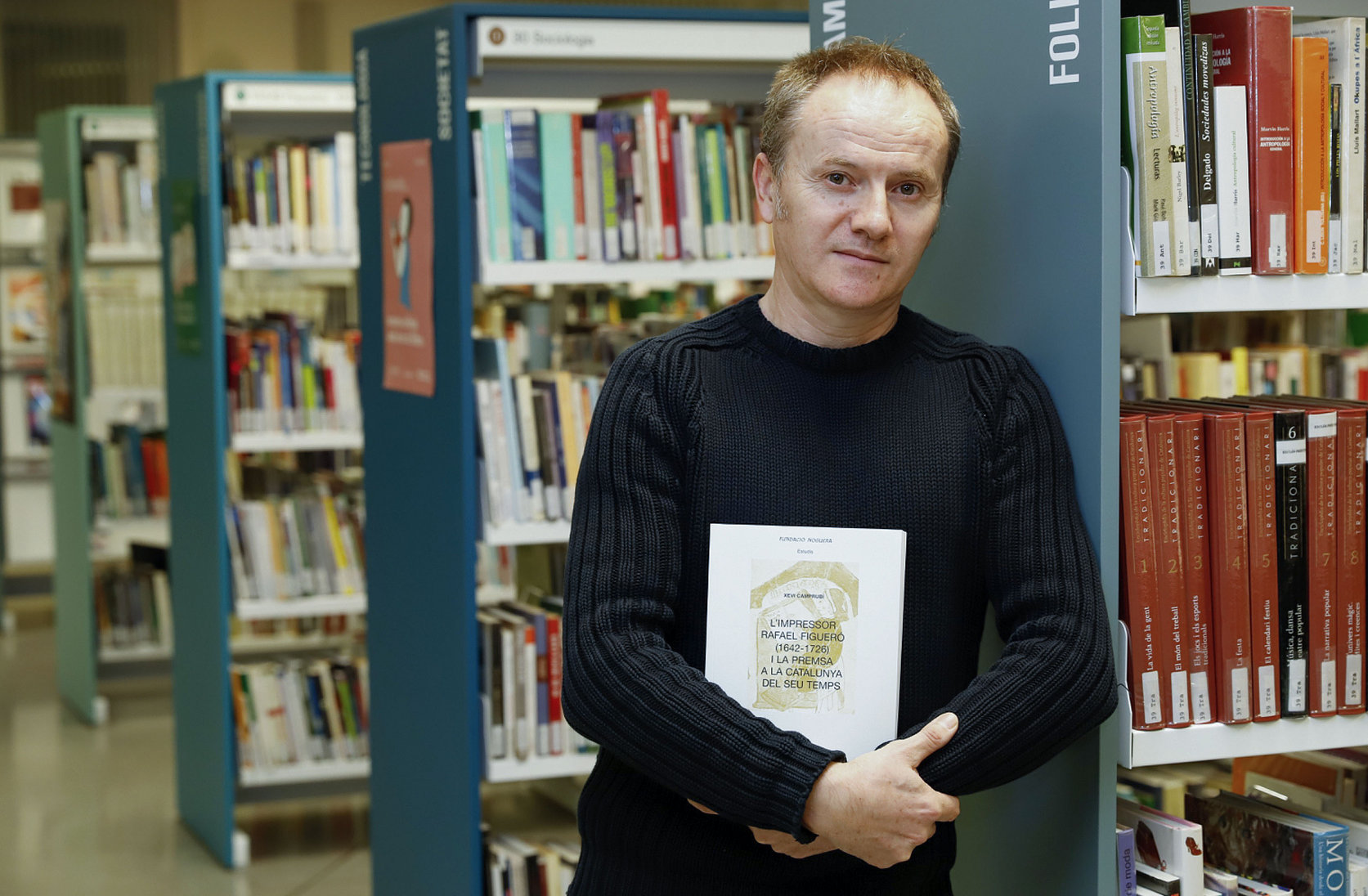 Xavier Camprubí, amb el llibre, en la presentació que se’n va fer a la Biblioteca de Manlleu