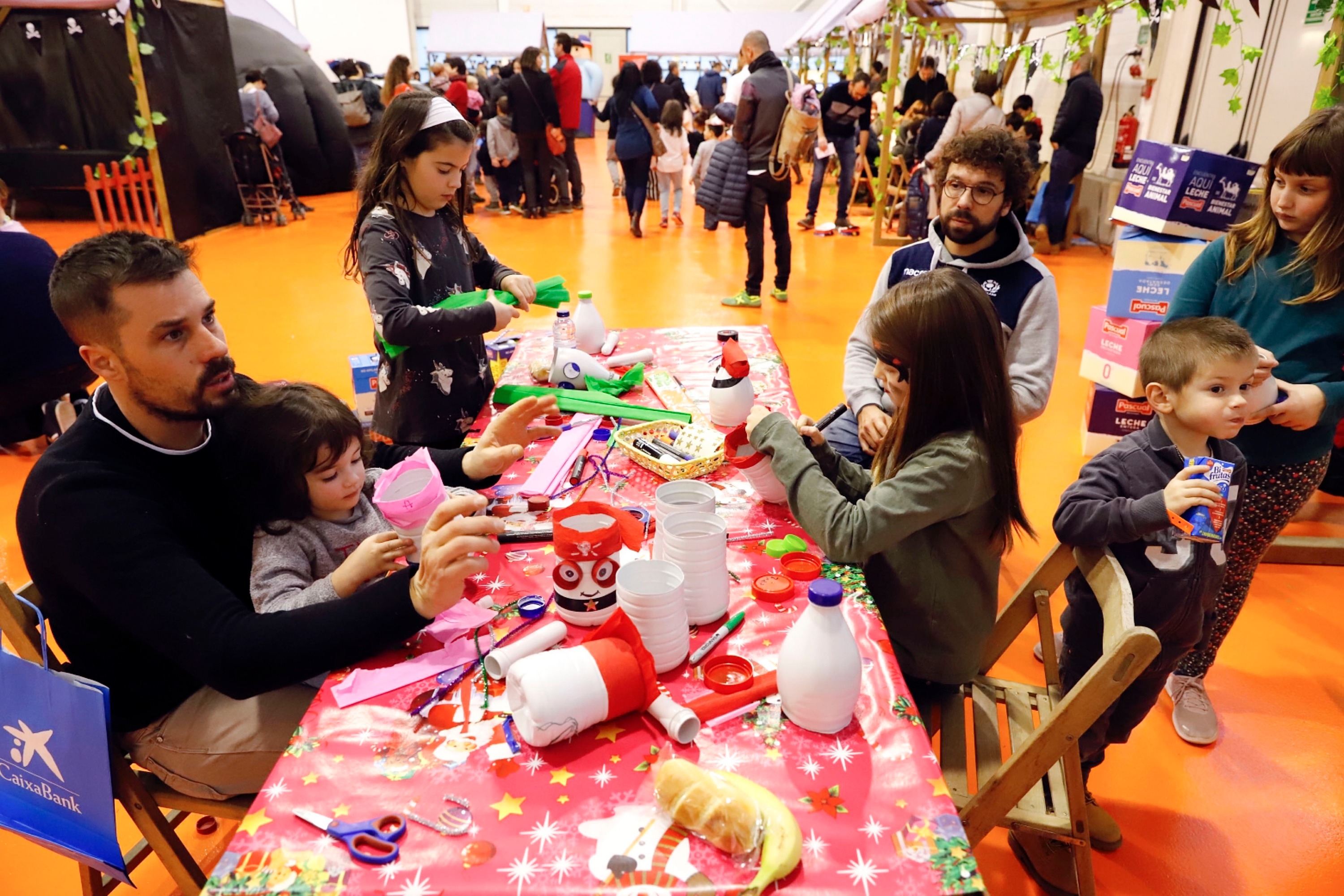 Pares i fills participant en un dels tallers del festival