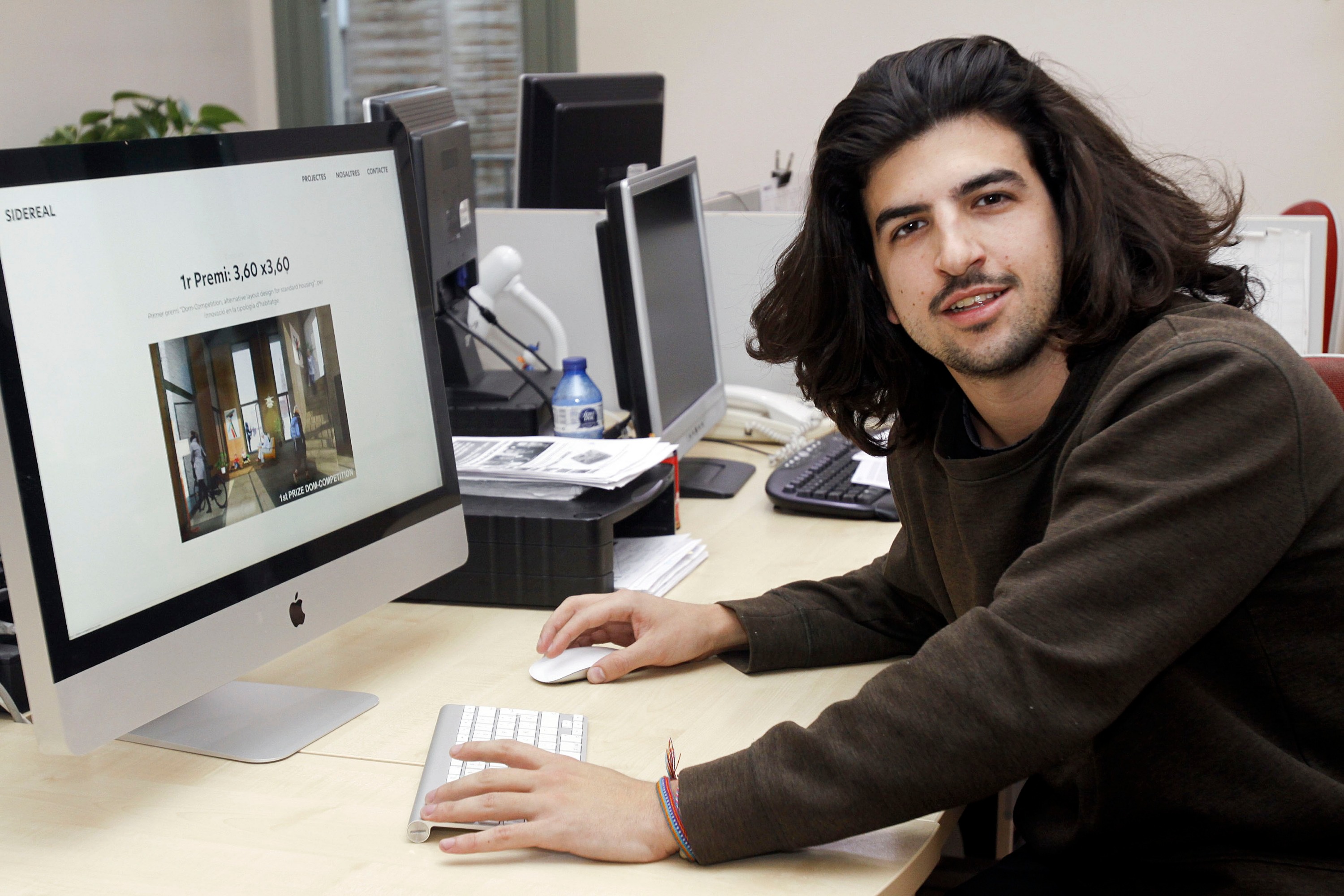 Guillem Bigas en un ordinador amb la pàgina de l'estudi Sidereal on es mostra el projecte