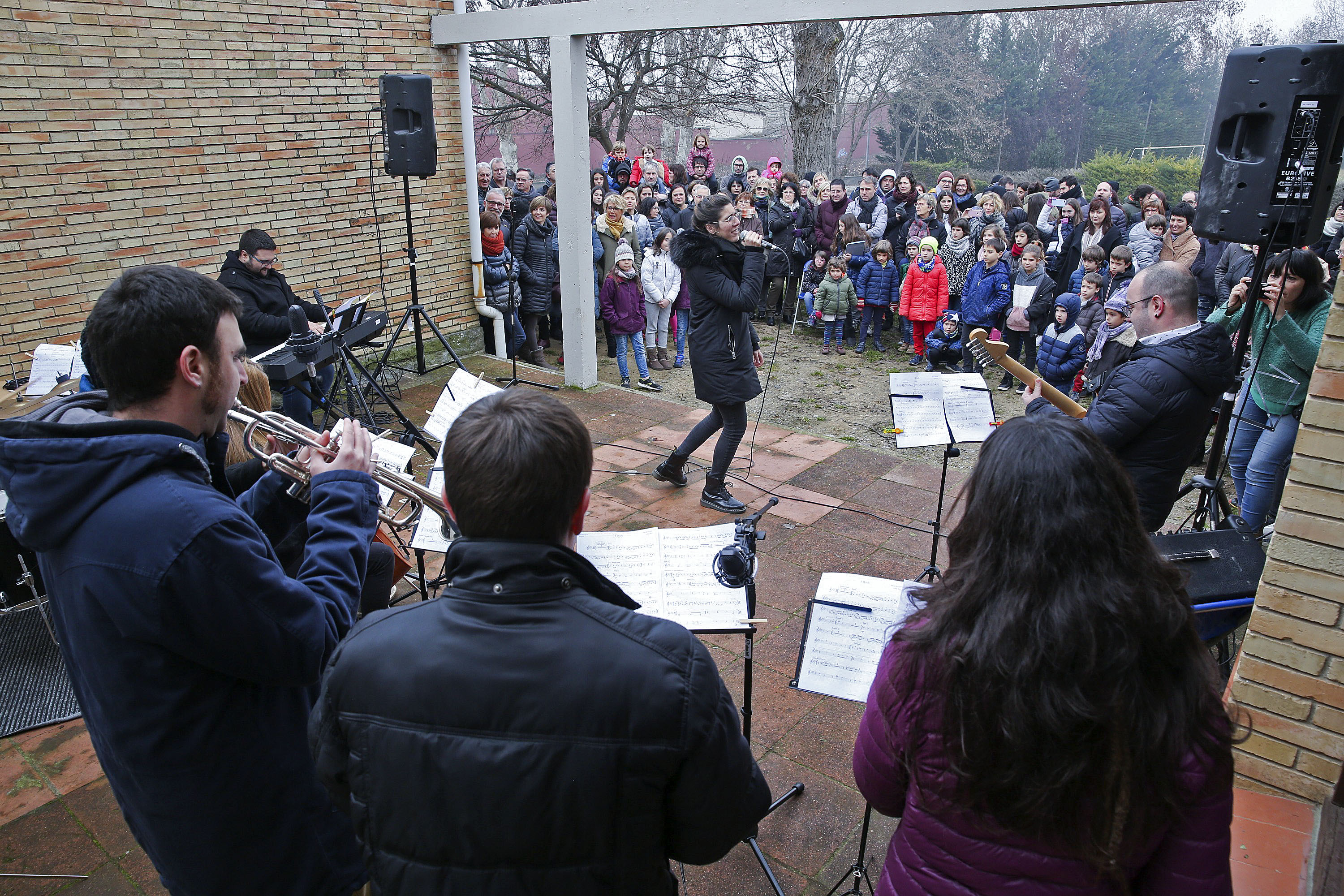 Professors de l'escola de música el Faristol van fer un concert inaugural davant de 200 persones