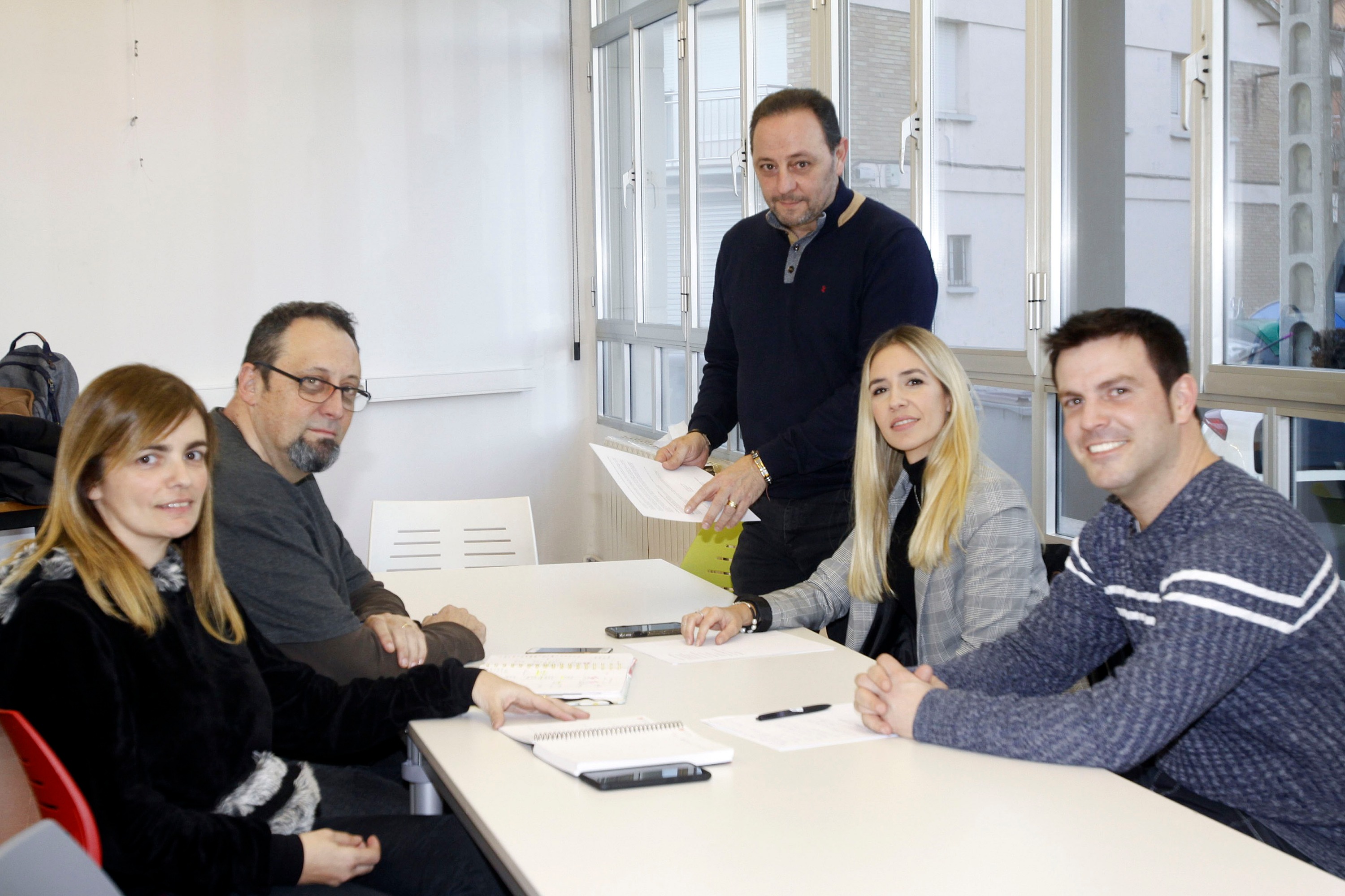 Juan Pérez (dret), president de la Federació Catalana de TDAH, amb la junta de l'Associació TDAH Osona