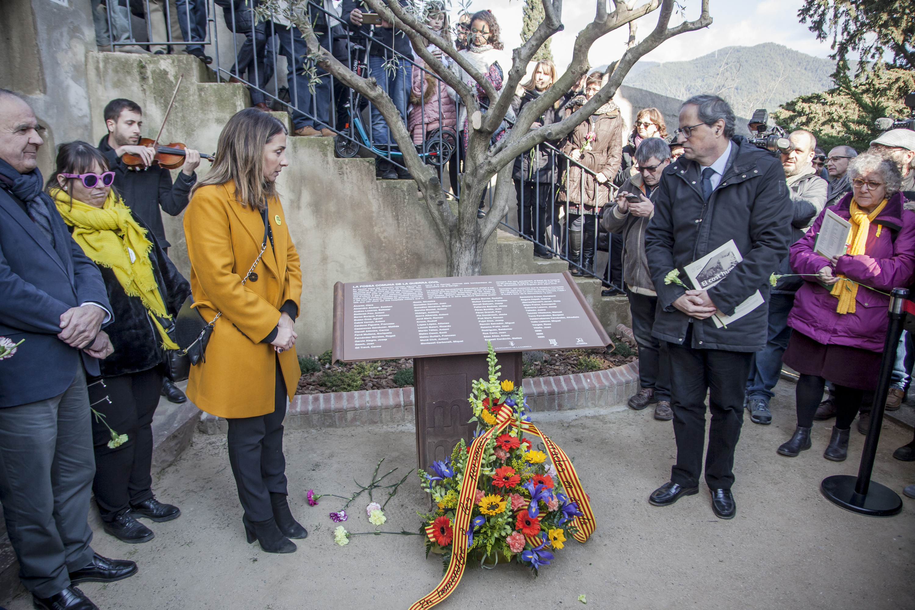 El president i l'alcaldessa han descobert la placa que recorda les víctimes del bombardeig de la Garriga