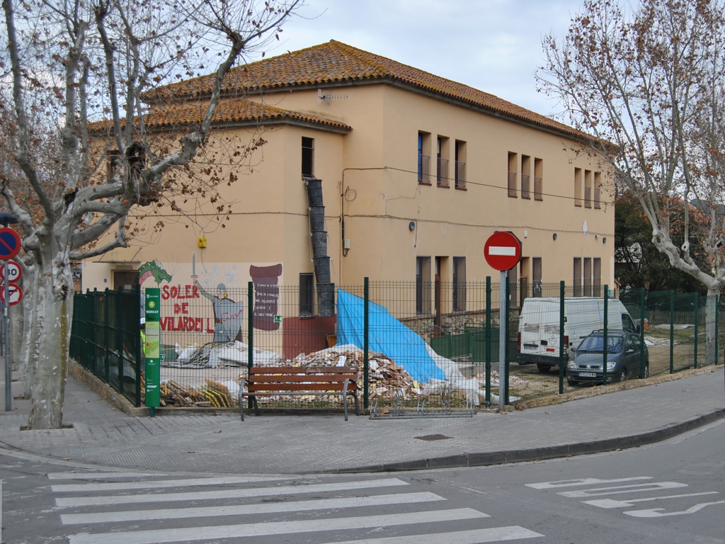 L'antic edifici de l'escola Puigdollers ja en obres