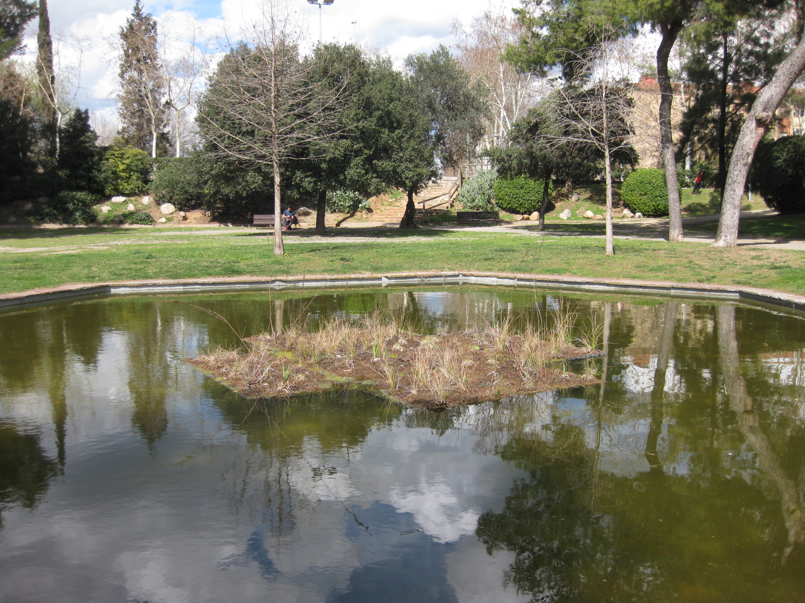 La bassa dels jardins de Lluís Companys, darrera del Palau d'Esports