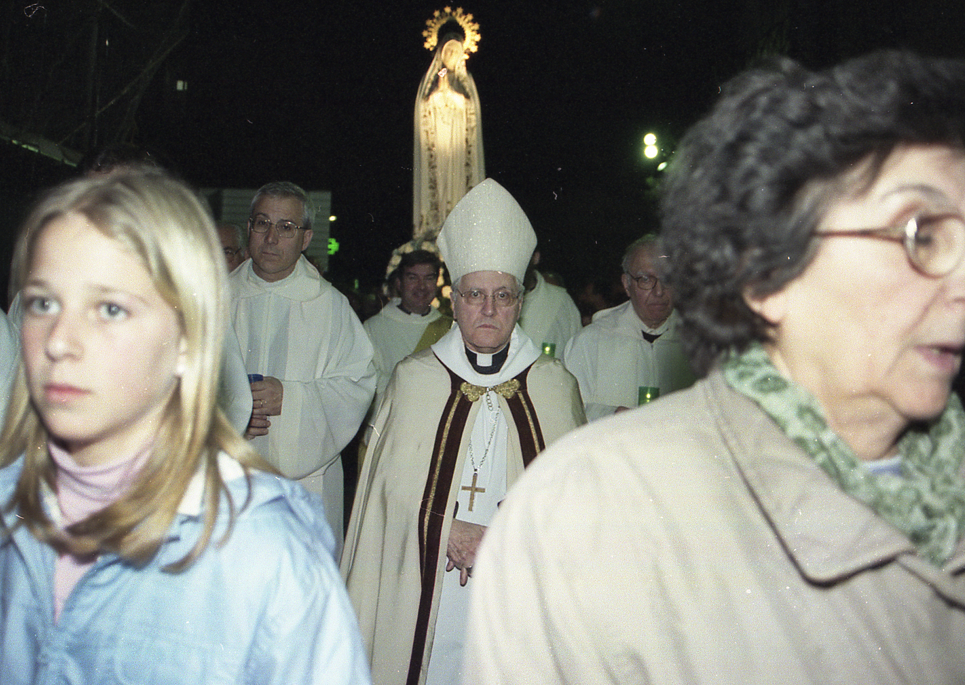 El bisbe Jaume durant una processó amb la imatge de la marededéu de Fàtima el 2002