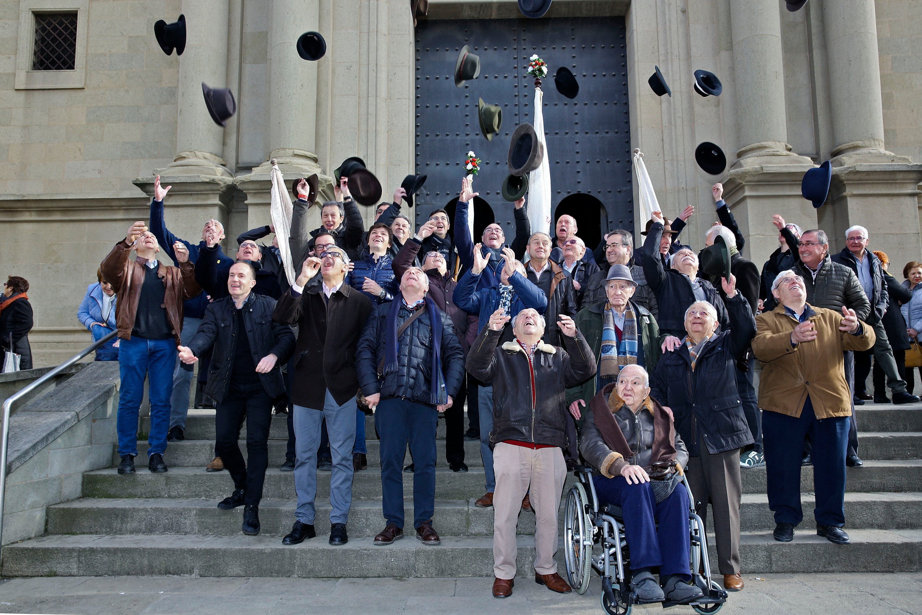 Foto de família de tots els Tonis que han portat la bandera, dijous a les escales de l'església de Santa Maria