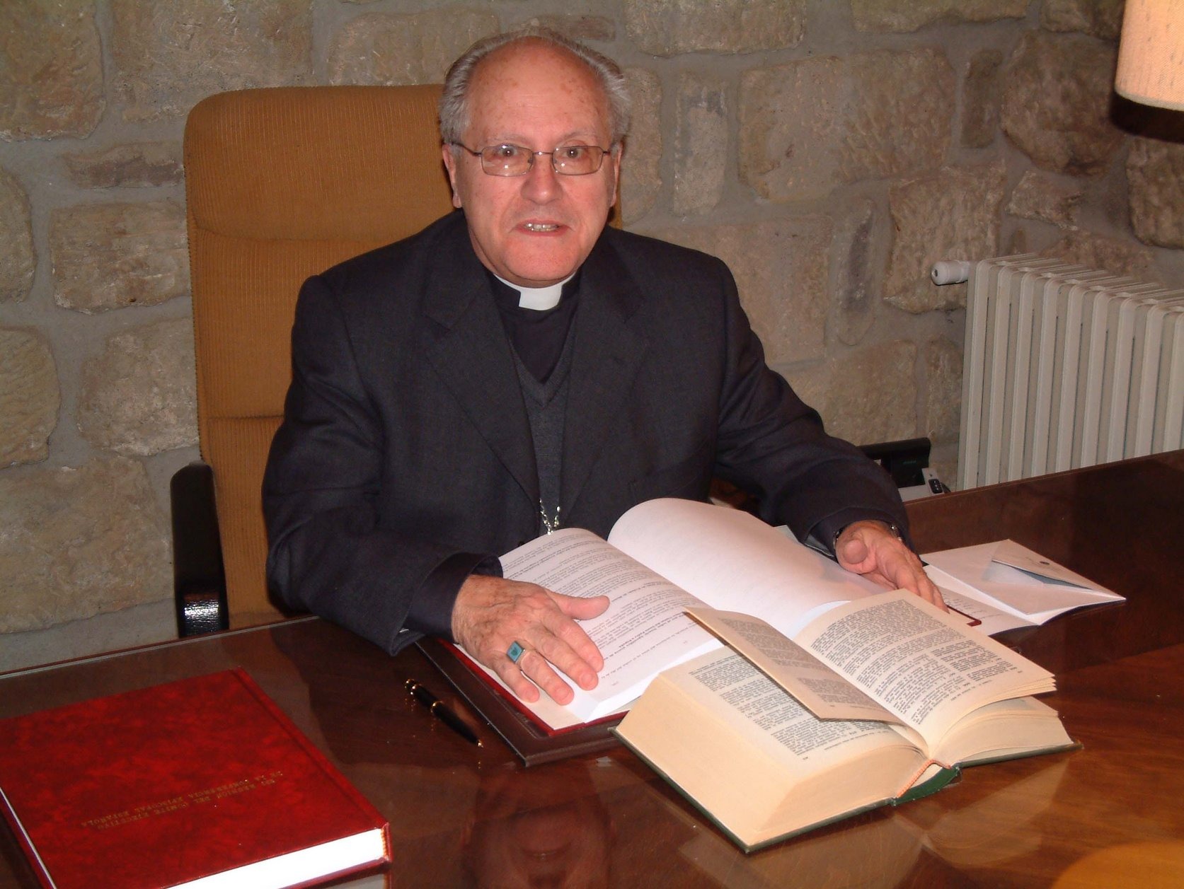 El bisbe Jaume Traserra al despatx de Solsona en una foto de l'any 2009