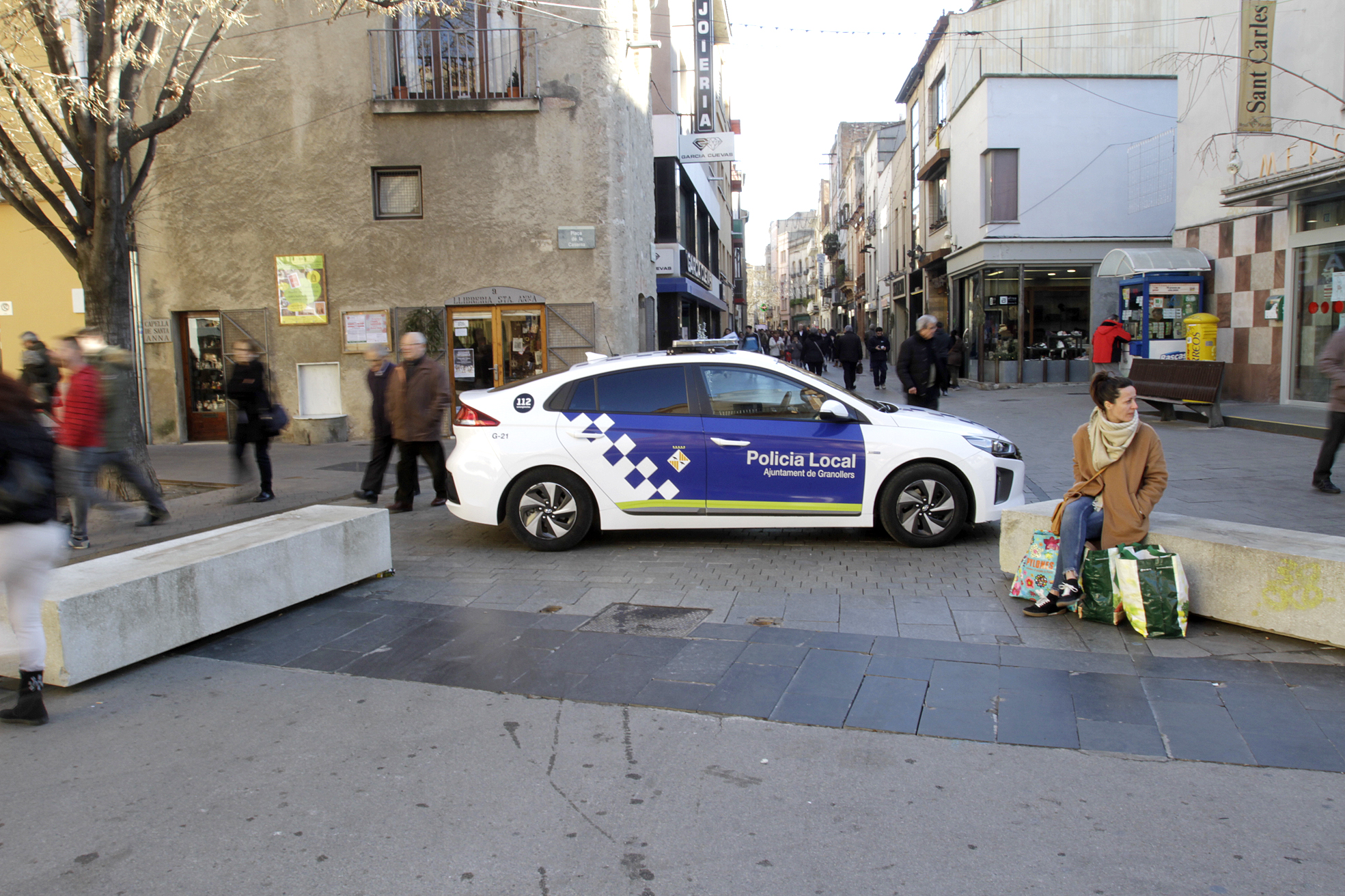 Un vehicle policial entre els dos blocs de pedra de la plaça de la Caserna