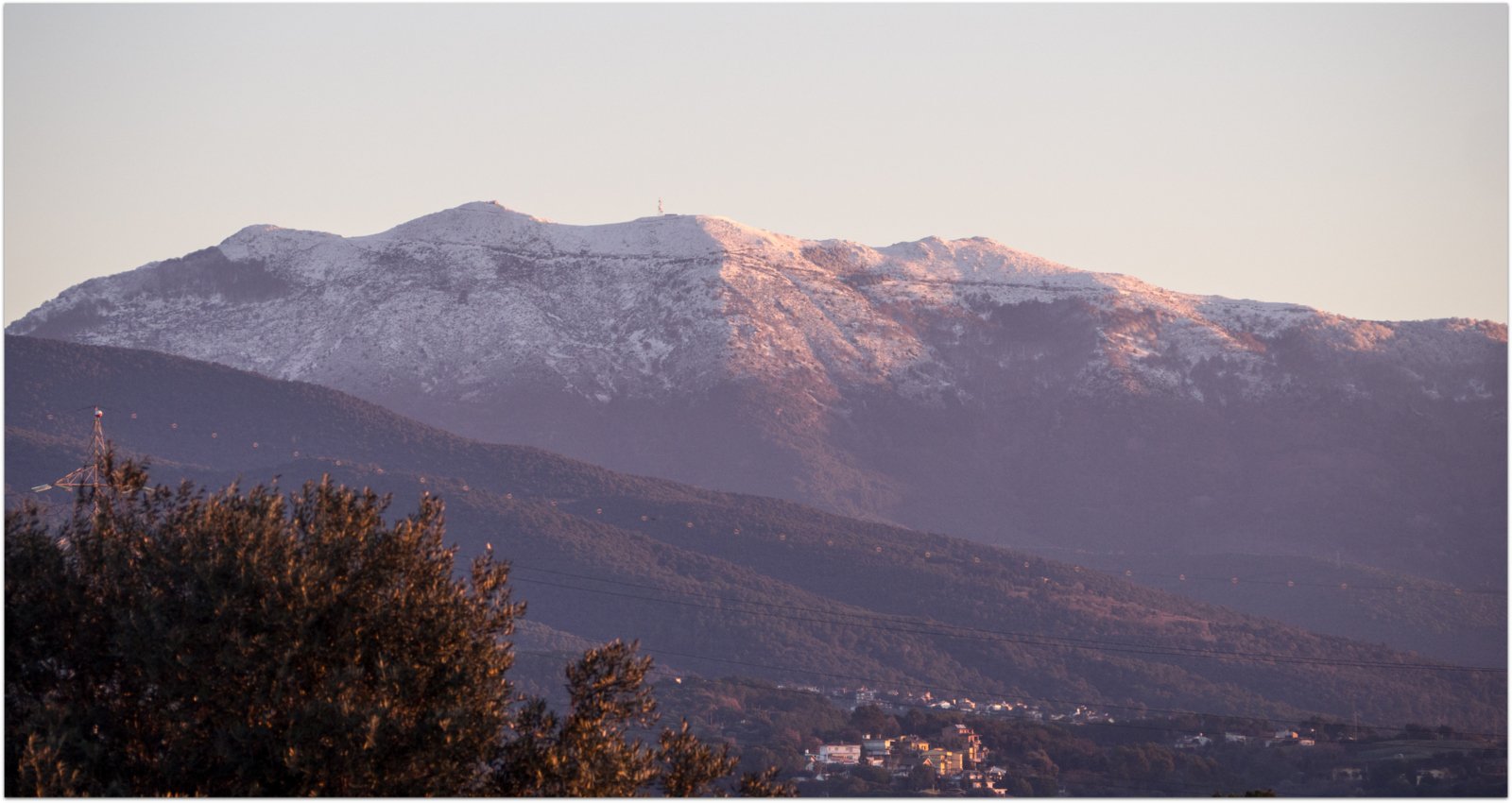 Detall del Montseny amb la part alta amb neu dilluns