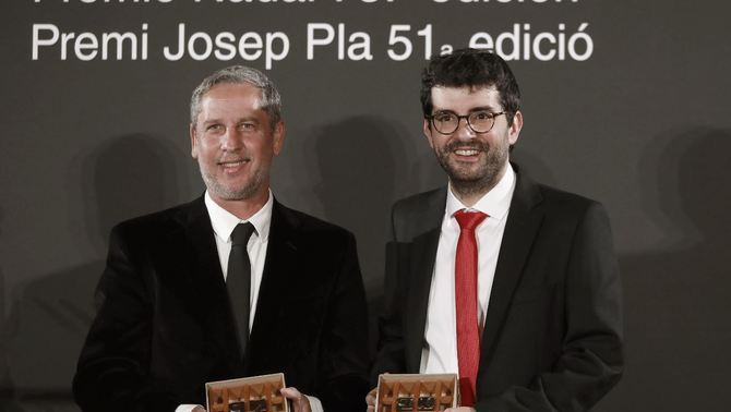 Guillermo Martínez, guanyador del Premi Nadal, i Marc Artigau, guanyador del Josep Pla