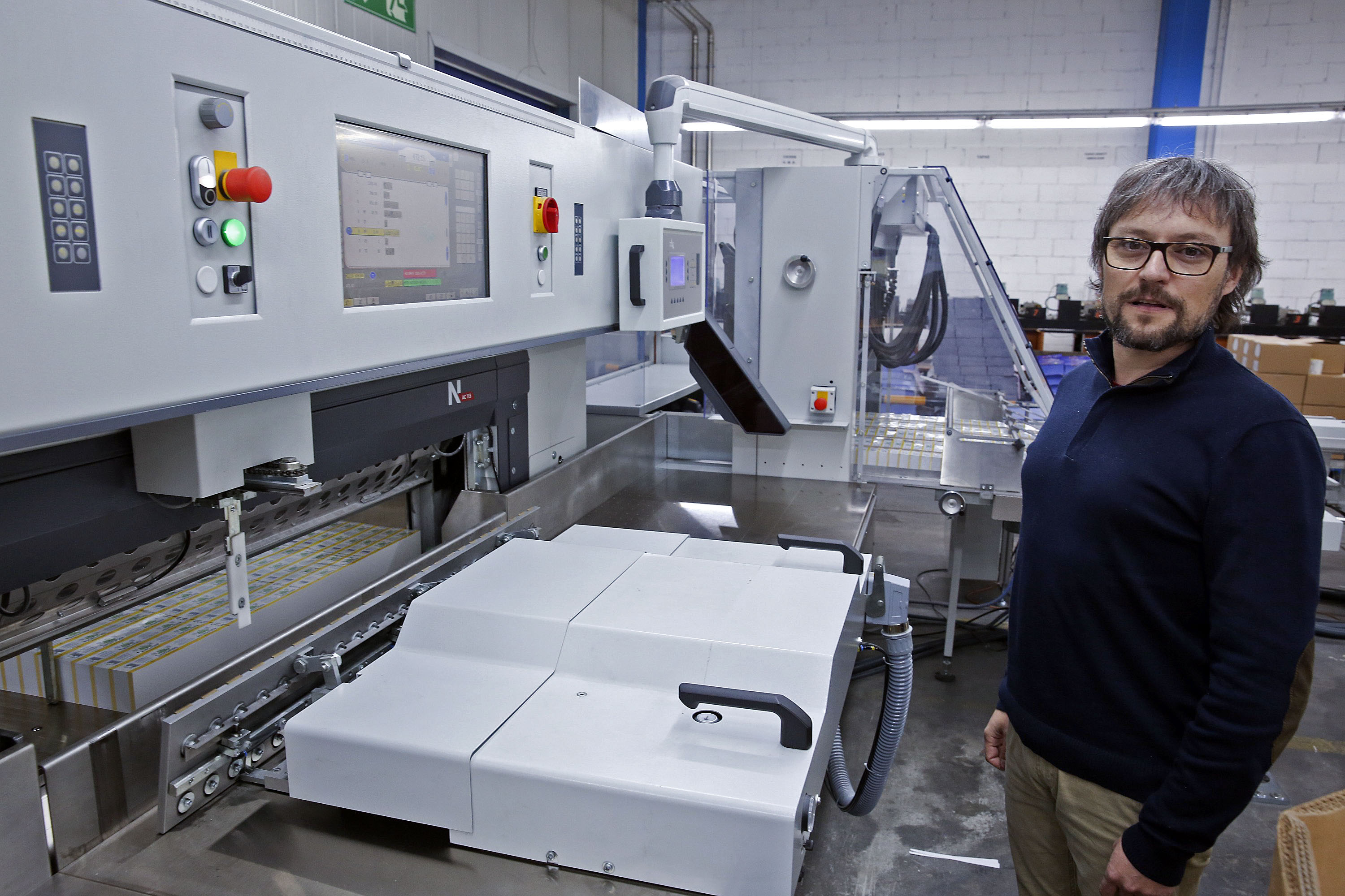 Jordi Contijoch amb una de les noves màquines de l'empresa