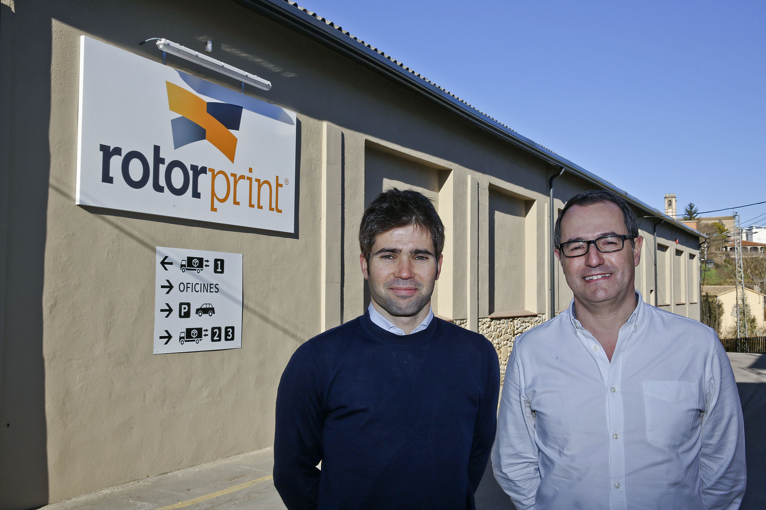 Albert Costa i Alberto Negra, dos dels socis i directius de Rotor Print davant la nova planta, a l'antiga Turbofil
