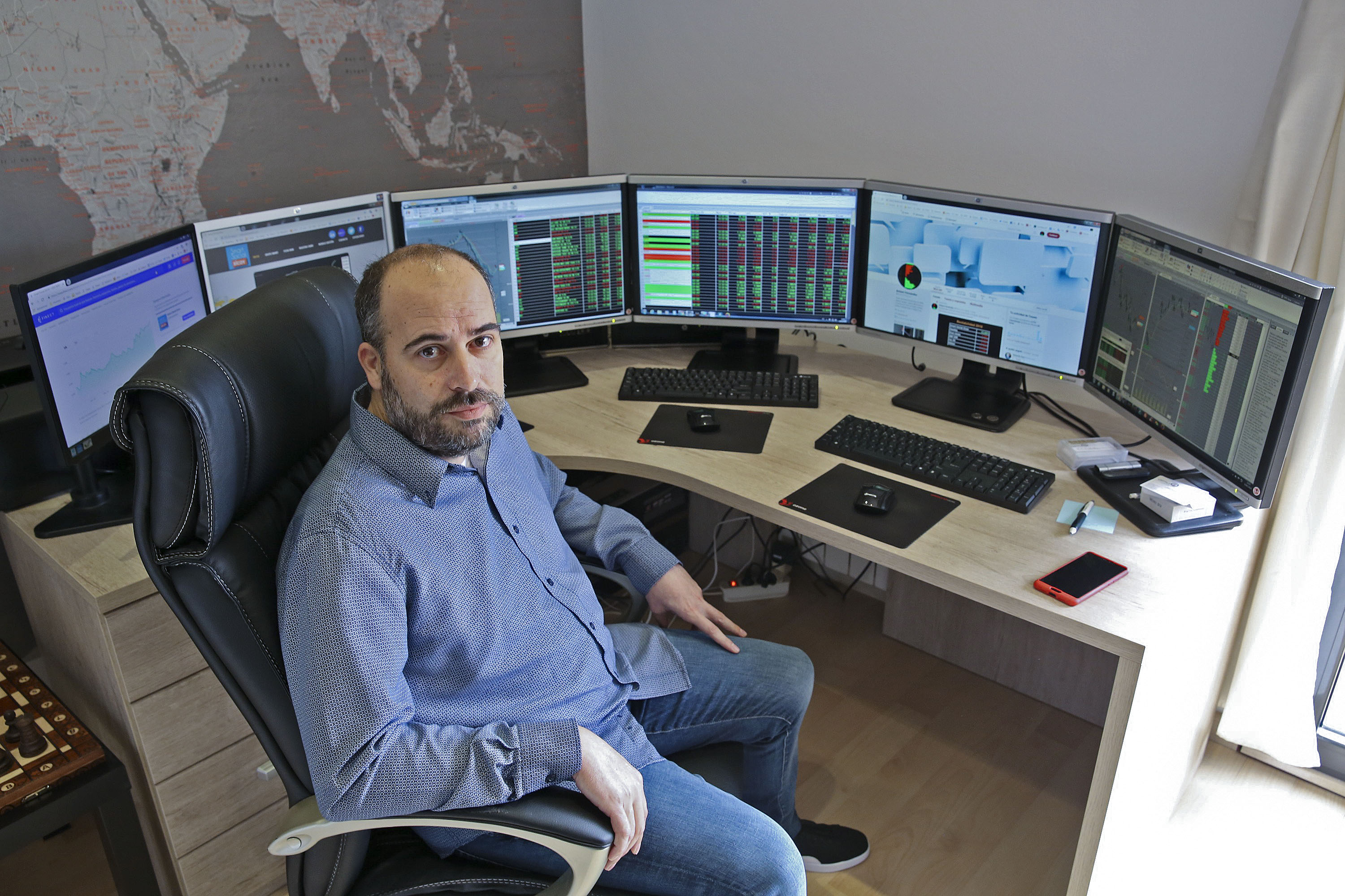 Antoni Fernández a la seva oficina de Santa Eulàlia de Riuprimer