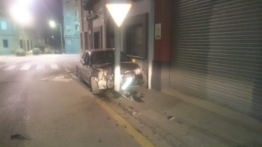 Estat en què va quedar el vehicle accidentat al carrer Vilamirosa