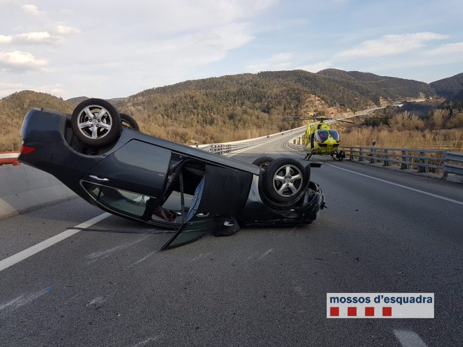 El vehicle va quedar bolcat al viaducte de Sant Sadurní