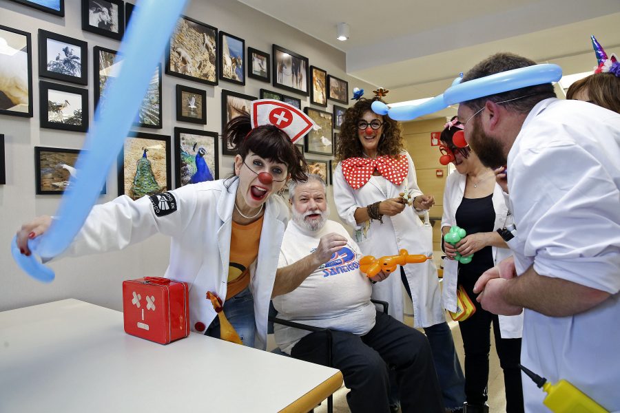 Montse Galobardes, en primer terme, i altres voluntaris de Parranda Clowns, divendres, amb un pacient de la Santa Creu de Vic
