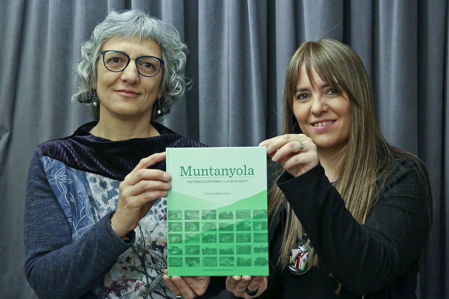 La regidora Camprubí i l'autora Masramon, amb el llibre