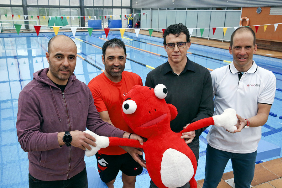 Titi Roca, Isidre Bancells, Eduard Tarrats i Pep de la Mora, a la piscina on faran els cursos amb la mascota del club, Fibi