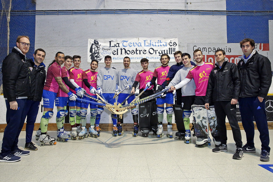 Jugadors i tècnics voltreganesos fan pinya en un dels darrers entrenaments abans de la competició